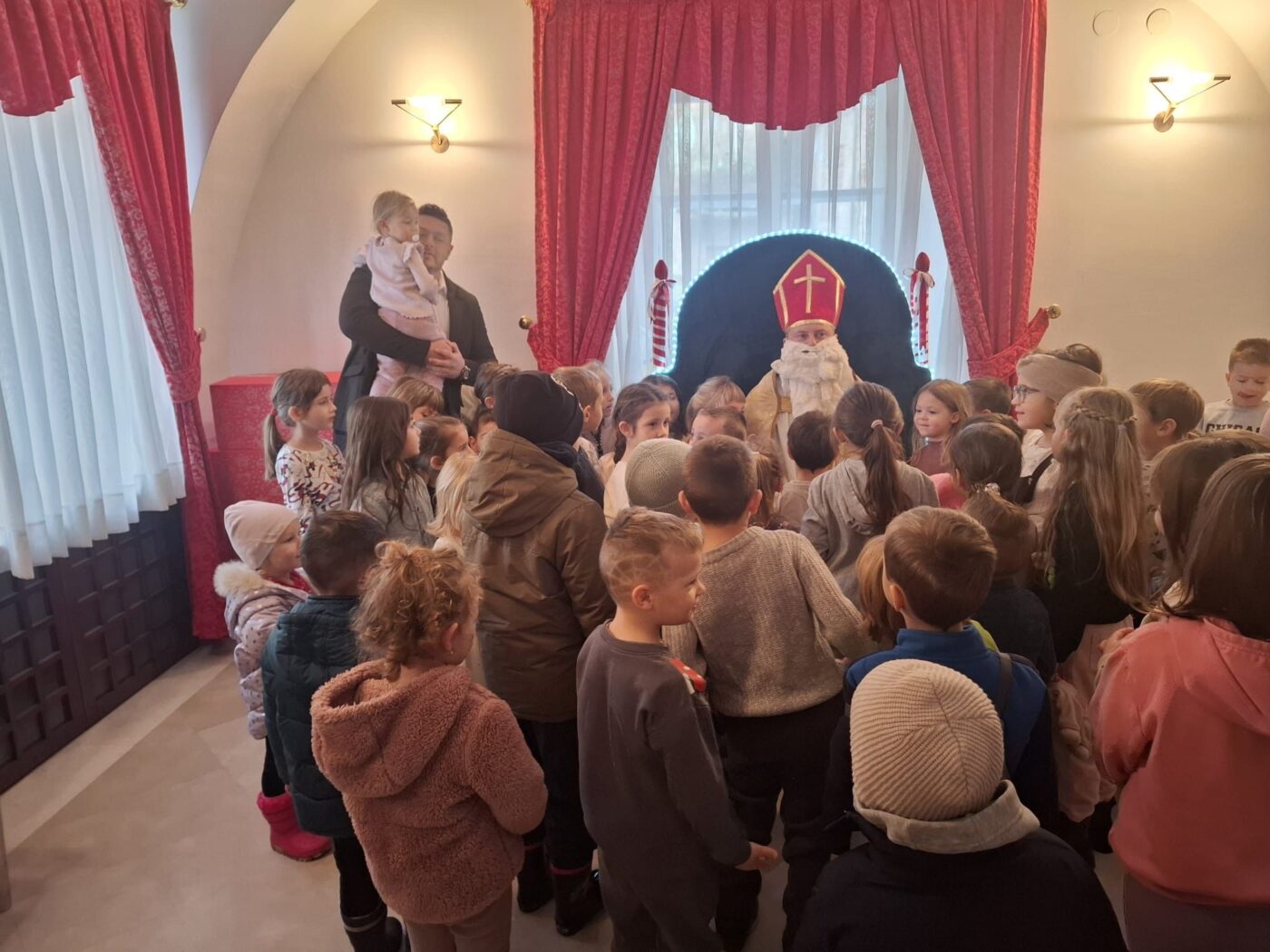 Mališani u posjeti gradskoj upravi